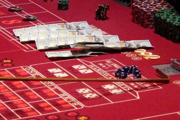 CLAIMS OF ILLEGAL DICE HAS INVESTIGATORS LOOKING AT GOLDEN NUGGET CASINO IN ATLANTIC CITY